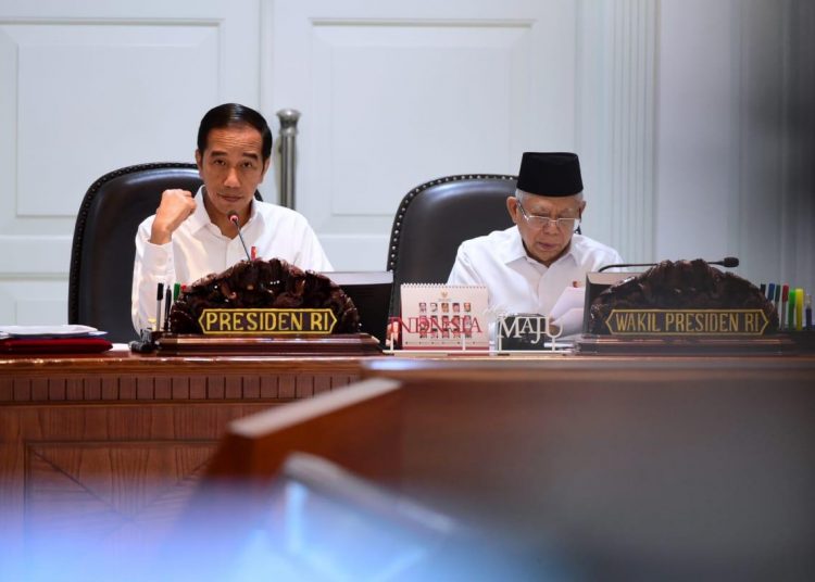 Presiden Joko Widodo memimpin rapat terbatas (ratas) bersama jajarannya untuk membahas ketersediaan gas untuk industri di Kantor Presiden, Jakarta, Senin (06/01). (humas kemensetneg)