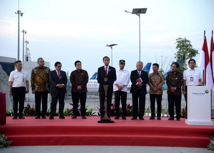 Presiden RI Joko Widodo saat meresmikan landasan pacu ke-3 Bandara Internasional Soekarno-Hatta, Tangerang, Kamis (23/01). (humas kemensetneg)