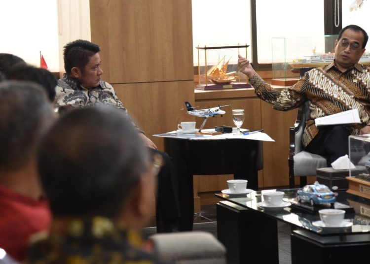 Gubernur Sumsel, Herman Deru saat bertemu dengan Menteri Perhubungan, Budi Karya Sumadi di Kantor Kemenhub, Senin (06/01) (Humas Pemprov Sumsel)