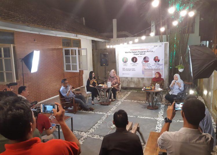 Ketua DPRD Sumsel Anita Noeringhati (dua dari kiri), Ketua Umum Sarekat Hijau Indonesia Ade Indriani (dua dari kanan) dan Weny Ramdiastuti (kanan) menjadi pembicara dalam Fornews Forum, Sabtu (25/1) malam. Acara ini dipandu oleh Pemred Fornews, Sidratul Muntaha (kiri). Foto : fornews/ iwan