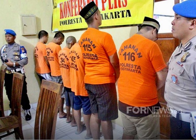 SEBANYAK tujuh orang tersangka penyalahgunaan narkotika dan obat berbahaya di Mapolresta Yogyakarta, Kamis (30/1/2020). (foto fornews.co/adam)