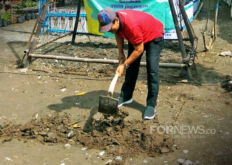 Ketua Pandu se-Desa Caturharjo Sulistyo Atmojo menandai dimulainya Gerakan 4000 Jogangan. (foto fornews.co/adam)