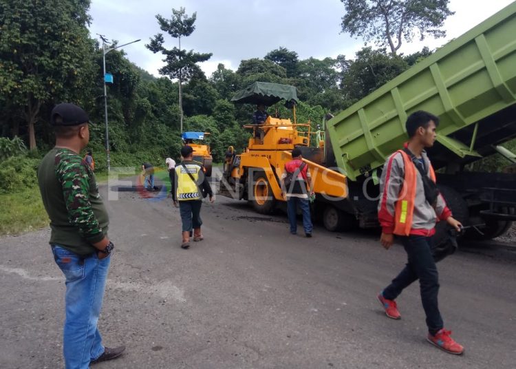 Perbaikan jalan di Sumsel. Foto: Dokumen Fornews.co