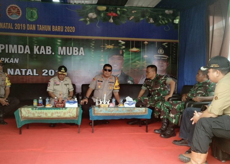 Forkopimda Muba saat menyambangi Posko Pengamanan Natal dan Tahun Baru di Desa Mekar Jaya, Kecamatan Bayung Lencir, Rabu (01/01) dinihari. (humas pemkab muba)