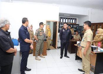 Sekda Sumsel Nasrun Umar dan Kepala Satpol PP Sumsel Aris Saputra saat memimpin sidak di hari pertama kerja di tahun 2020 di lingkungan Pemprov Sumsel, Kamis (02/01). (ist)