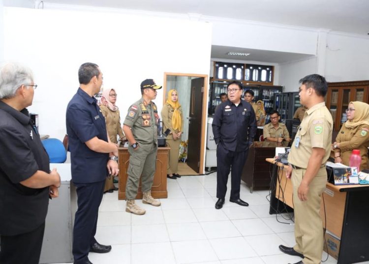 Sekda Sumsel Nasrun Umar dan Kepala Satpol PP Sumsel Aris Saputra saat memimpin sidak di hari pertama kerja di tahun 2020 di lingkungan Pemprov Sumsel, Kamis (02/01). (ist)