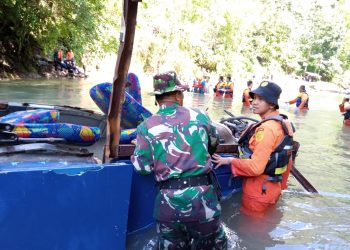 Petugas gabungan saat berupaya melakukan evakuasi bangkai bus PO Sriwijaya yang terjun ke Sungai Lematang, belum lama ini. (ist)