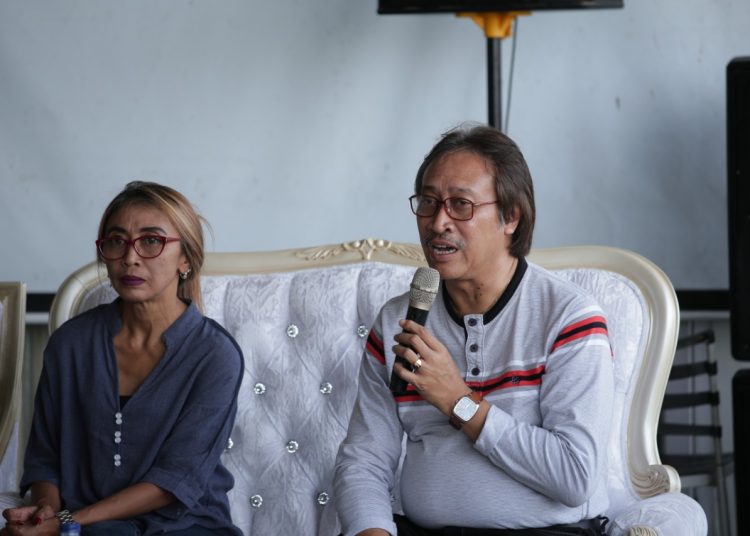 Komposer senior Purwatjaraka memberikan penjelasan mengenai Sound of Borobudur yang akan tampil malam ini di Candi Padang Roco, Kabupaten Dharmasraya, malam ini. (ist)