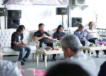 Tiga musisi senior Tanah Air Dewa Budjana, Trie Utami dan Purwatjaraka pada jumpa pers malam puncak Festival Pamalayu di Kabupaten Dharmasraya, Sabtu (04/01). (ist)