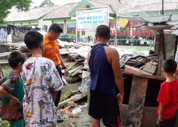 Petugas dari BPBD Muba saat memeriksa sumur yang terdapat seperti air mendidih di Kecamatan Lawang Wetan, Musi Banyuasin, Senin (06/01). (humas pemkab muba)
