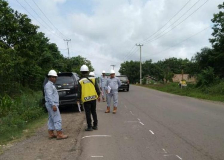 Petugas kontraktor perbaikan jalan tengah memeriksa titik kerusakan jalan nasional di Kabupaten Muba yang akan diperbaiki tahun 2020 ini. (ist)