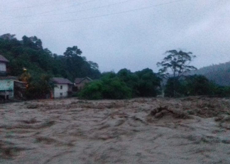 Banjir bandang yang menerjang salah satu wilayah di Kabupaten Lahat, Kamis (09/01). (ist)