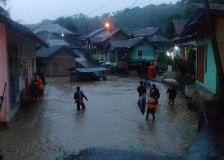 Banjir yang menggenangi pemukiman warga di Kabupaten Lahat, Sumsel, Kamis (09/01). (ist)