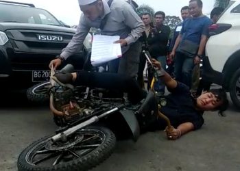 Petugas dari Polsek Talang Ubi, Kabupaten PALI, Sumsel melakukan rekonstruksi Kades tabrak warga hingga tewas, Kamis (09/01). (ist)