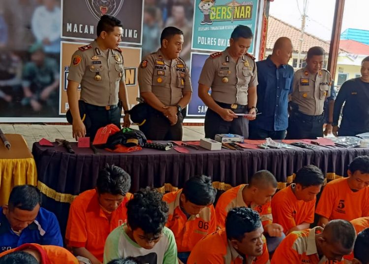 Kapolres OKI, AKBP Donni Eka Syaputra (memegang barang bukti) saat 'pamer' hasil tangkapan selama bulan Desember 2019 di Mapolres OKI, Jumat (10/01). (IST)