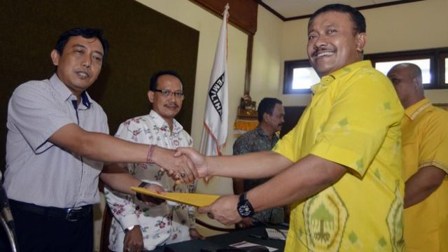 Eks Ketua KPU Bali I Dewa Kade Wiarsa Raka Sandi (kiri) bakal menggantikan Wahyu Setiawan sebagai Komisioner KPU pusat (antarafoto/wira suryantala)