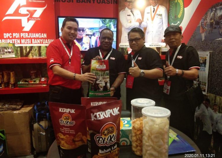 Wakil Menteri PUPR John Wempi Wetipo (dua dari kiri) saat mengunjungi stan Pemkab Musi Banyuasin pada pameran inovasi rangkaian HUT ke-47 PDI Perjuangan di Jakarta International Expo (JIExpo), Sabtu (11/01). (humas pemkab muba)