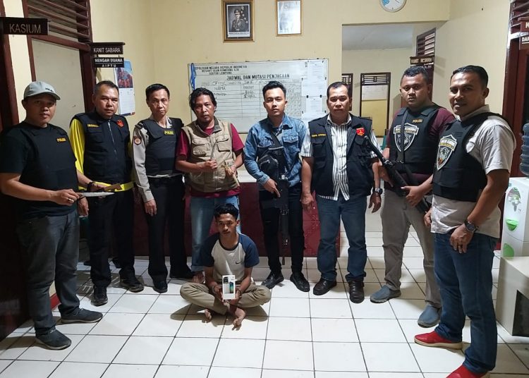 Tersangka Yoga (duduk) saat diamankan oleh jajaran Polsek Lempuing. (IST)