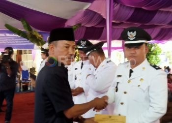 Wakil Bupati OKI, H M Dja'far Shodiq saat melantik kades terpilih di Kecamatan Tanjung Lubuk, Senin (13/01). (Foto : fornews.co / Riyan Fahrizal)