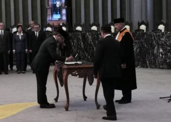 Wakil Menteri Keuangan Suahasil Nazara menandatangani naskah pelantikan sebagai Anggota Dewan Komisoner OJK Ex-officio Kemenkeu di hadapan Ketua Mahkamah Agung RI M Hatta Ali di Gedung MA Jakarta, Senin (13/01). (ist)