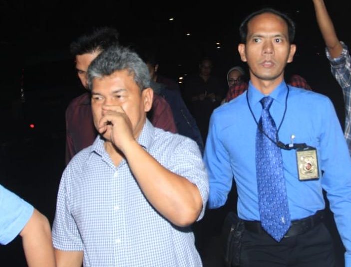 Wakil Bupati OKU Johan Anuar saat dibawa penyidik untuk ditahan usai pemeriksaan di Polda Sumsel, Selasa (14/01) malam. (ist)