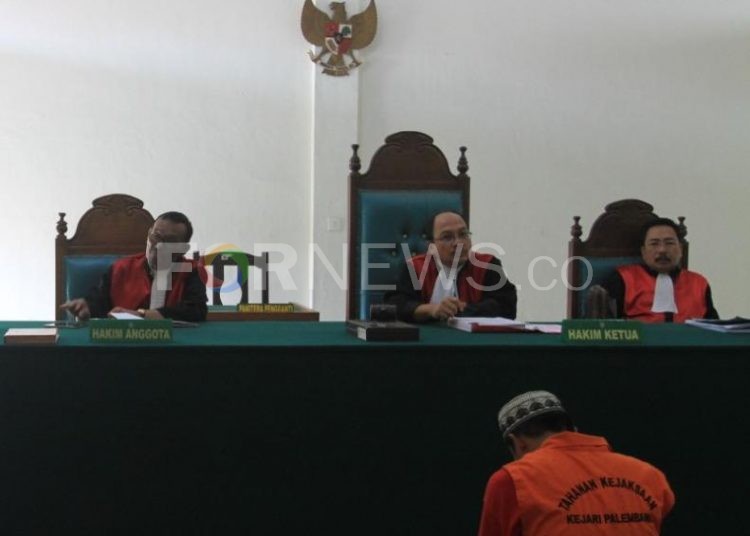 Akbar Al Farizi, terdakwa pembunuhan sopir taksi online, Sofyan, saat mendengar tuntutan dari JPU pada persidangan di PN Palembang, Kamis (16/01). (fornews.co/alwi alim)