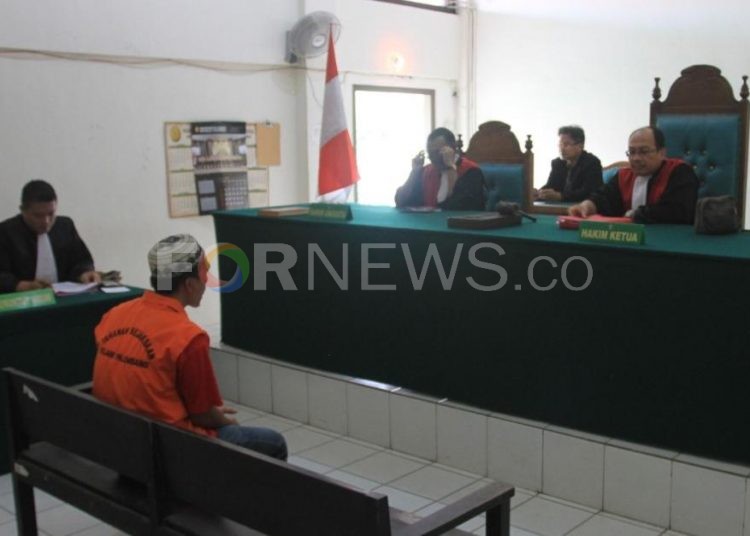 Terdakwa pembunuhan sopir taksi online, Akbar Al Farizi saat mendengar tuntutan dari JPU di Pengadilan Negeri Palembang, Kamis (16/01). (fornews.co/alwi alim)