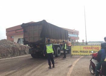 Truk pembawa material melintas masuk ke ruas jalan tol Palembang - Kayuagung yang pengerjaannya sudah mencapai 99%. (ist)