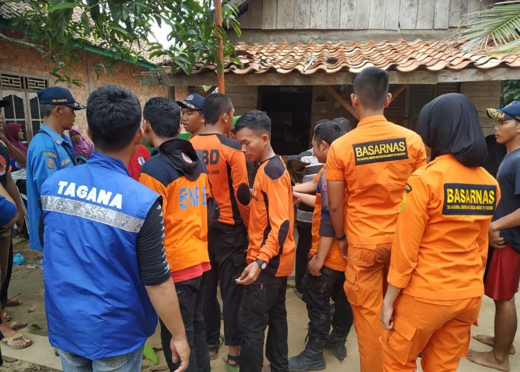 Tim SAR Gabungan saat membawa korban ke rumah duka. Foto: Istimewa