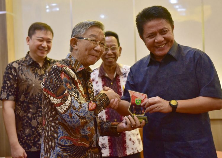 Dewan Pembina Gapki Sumsel, Harry Hartanto saat audensi dengan Gubernur Sumsel, Herman Deru. Foto: Istimewa
