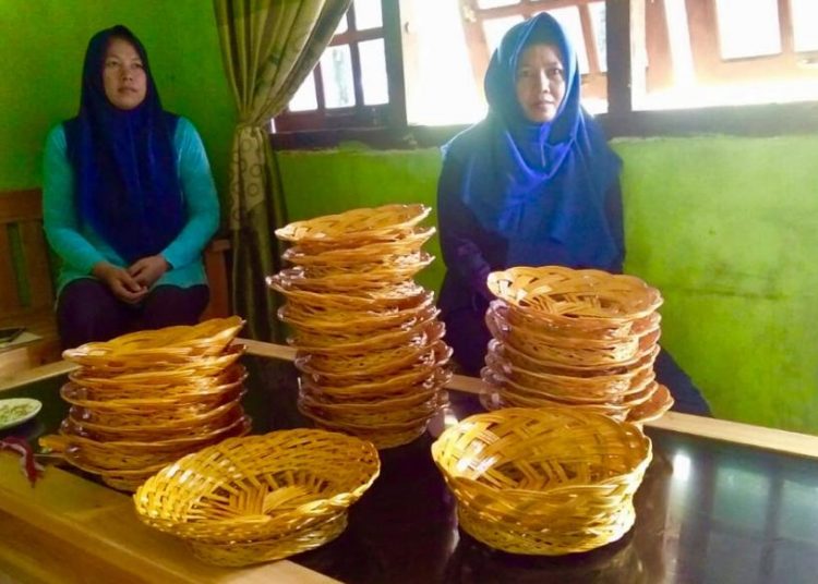 Ibu-ibu perajin piring dari lidi kelapa sawit di Dusun Muara Medak, Kecamatan Bayung Lencir, Kabupaten Musi Banyuasin menunjukkan hasil kreatifitas mereka. (ist)