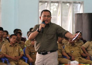 Bupati Muba Dodi Reza Alex saat bertemu dengan kepala desa, BPD, kepala dusun, dan operator desa se-Kabupaten Muba, Jumat (24/01). (humas pemkab muba)