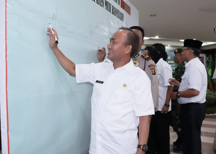 Sekda Muba Apriyadi melakukan penandatanganan komitmen bersama penerapan Eco Office, Kamis (23/01). (humas pemkab muba)