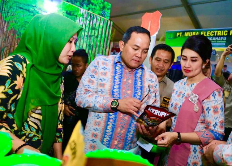 Bupati Muba Dodi Reza Alex dan Ketua TP PKK Muba Erini Mutia Yufada saat melihat produk kerupuk Bikar di suatu pameran beberapa waktu lalu. (humas pemkab muba)