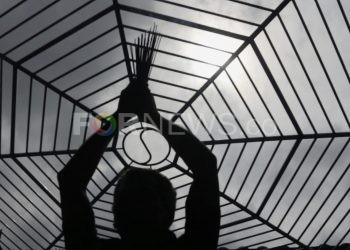 Seorang warga keturunan Tionghoa memanjatkan doa pada perayaan Imlek 2571. (matakamera/fornews.co/mushaful imam)