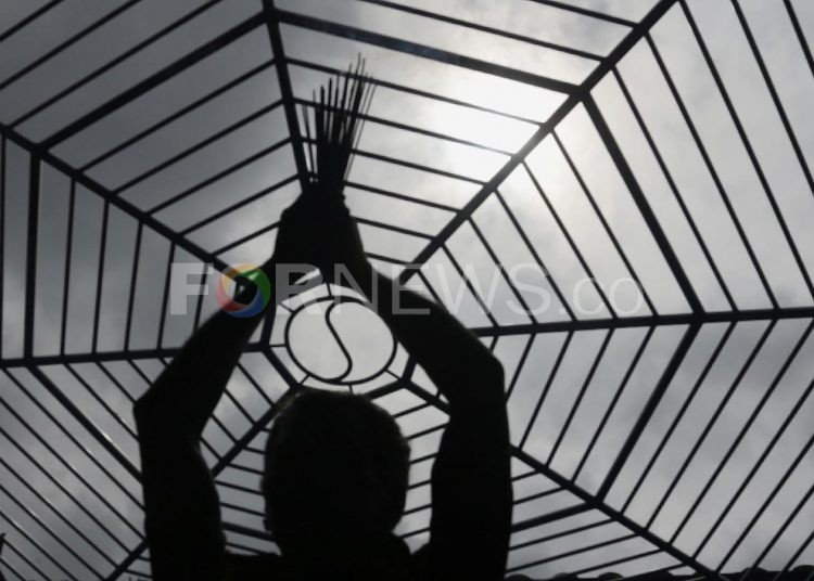 Seorang warga keturunan Tionghoa memanjatkan doa pada perayaan Imlek 2571. (matakamera/fornews.co/mushaful imam)