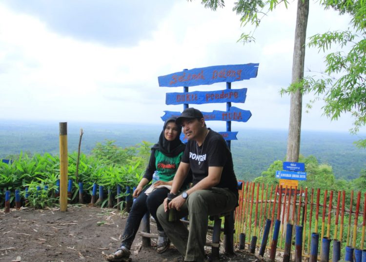 Wakil Bupati Muba Beni Hernedi dan istri Susi Imelda Frederika saat berada di puncak Bukit Pendape, Kecamatan Sungai Keruh, Sabtu (25/01). (humas pemkab muba)