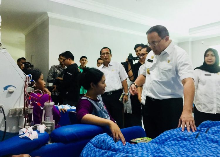 Bupati Muba Dodi Reza Alex berbincang dengan pasien saat mengunjungi RSUD Sekayu, Senin (27/01). (humas pemkab muba)
