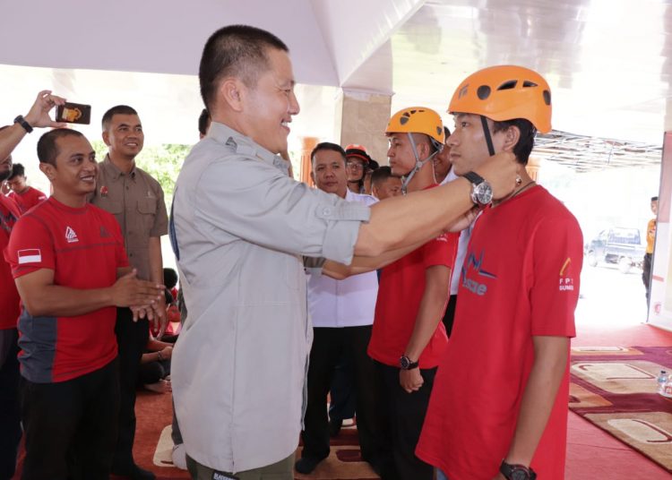 Kepala BPBD Kabupaten Muba Indita Purnama menyematkan helm kepada peserta Pelatihan Vertical Rescue FPTI Sumsel 2020 di pendopoan rumah dinas Wakil Bupati Muba, Senin (27/01). (humas pemkab muba)