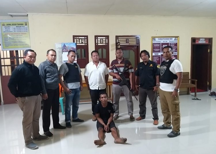 Tersangka saat diamankan di Mapolsek Lempuing. (IST)