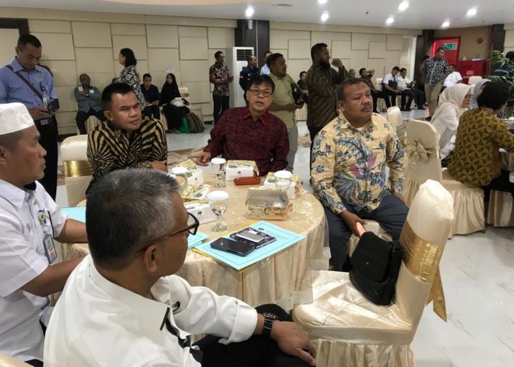 Asisten Bidang Perkonomian dan Pembangunan Setda Muba, Yusman Srianto, didampingi Kabag Perekonomian, SDA, dan Kerja Sama Daerah, Sugeng Riyadi menghadiri Rapat Koordinasi Kesiapan Pelaksanaan Pembangunan Penyalur BBM 1 harga di Auditorium BPH Migas Jakarta, Rabu (29/01). (humas pemkab muba)