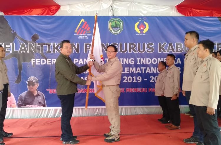 Ketua Umum Pengprov FPTI Sumsel Beni Hernedi menyerahkan bendera FPTI kepada Ketua FPTI PALI Ahmad Jhoni pada pelantikan kepengurusan FPTI PALI masa bakti 2019-2023 di halaman rumah dinas Bupati PALI, Kamis (30/01). (ist)