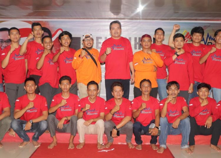 Para peserta Pelatihan Vertical Rescue berfoto bersama usai penutupan di pendopoan rumah dinas wakil bupati Muba, Kamis (30/01). (humas pemkab muba)