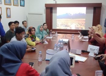 Sosialisasi dan pemasangan sistem monitoring online pajak daerah melalui alat pendeteksi transaksi (tapping box) di Bank Sumsel Babel Cabang Kayuagung, Kamis (23/01). (Foto : fornews.co / rif)