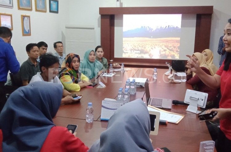 Sosialisasi dan pemasangan sistem monitoring online pajak daerah melalui alat pendeteksi transaksi (tapping box) di Bank Sumsel Babel Cabang Kayuagung, Kamis (23/01). (Foto : fornews.co / rif)