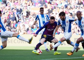 Bintang FC Barcelona Lionel Messi dikepung pemain RCD Espanyol pada Derbi Catalan musim lalu. (ist)