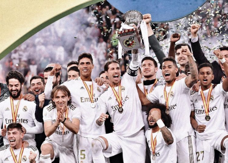 Pemain Real Madrid merayakan gelar Super Cup Spanyol usai mengalahkan tim sekota Atletico Madrid di Stadion King Abdullah Sport City, Jeddah, Arab Saudi, Senin (13/01) dini hari WIB. (ist)