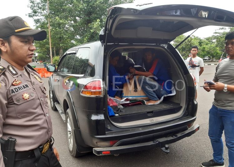 Dua pelaku pencurian kabel di area JSC diamankan petugas kepolisian dari Polresta Palembang, Selasa (14/01). (fornews.co/iwan setiawan)