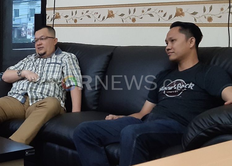 Wakil Dirut PT SOM Hendri Zainuddin bersama Manajer Sriwijaya FC U18 M Fadli, Rabu (15/01). (fornews.co/iwan setiawan)