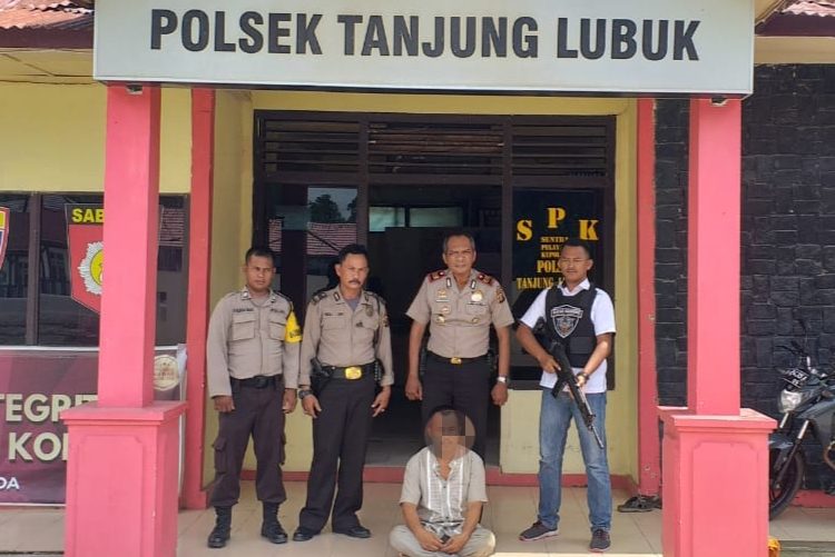 Pelaku Amir yang berhasil diamankan oleh jajaran Polsek Tanjung Lubuk usai melakukan aksi penusukan terhadap UH di Desa Ulak Balam, Kecamatan Tanjung Lubuk, Kabupaten OKI, Jumat (17/01). (IST)
